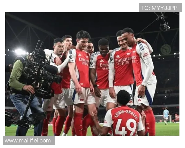 球星打坐足球神技展示 激发全场惊叹与热议