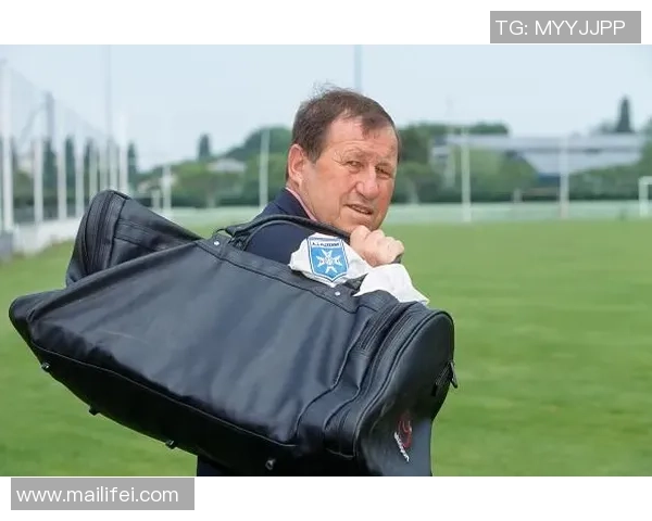 足球巨星卡木炭崛起之路:从天才少年到世界顶级球员的传奇故事